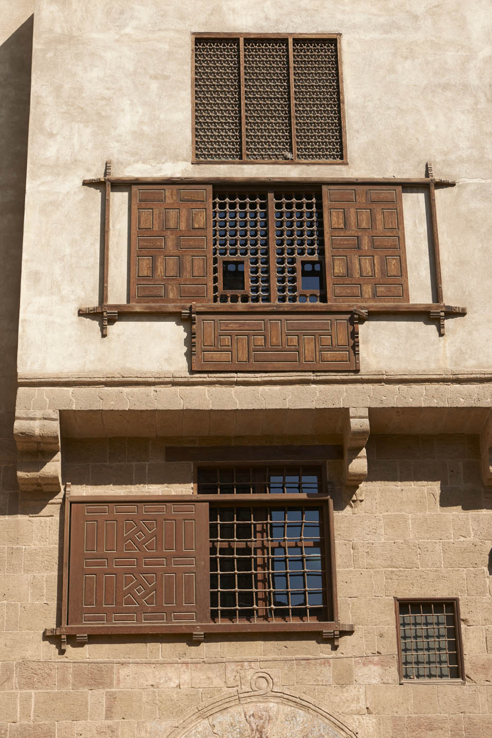 Manzil Waqf Ibrahim Agha Mustahfizan - Detail of wooden screens and grilles on facade