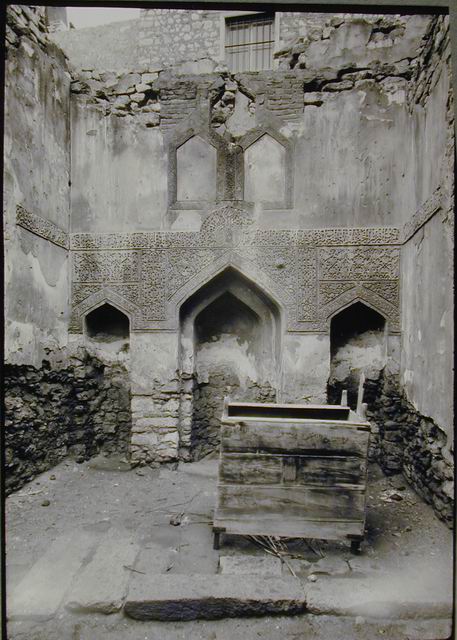 Tomb chamber with triple mihrab