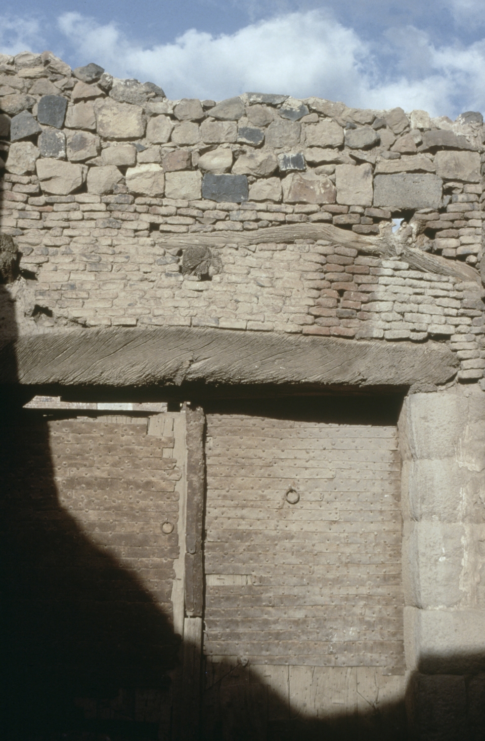 Detail of the masonry supported by a stone beam