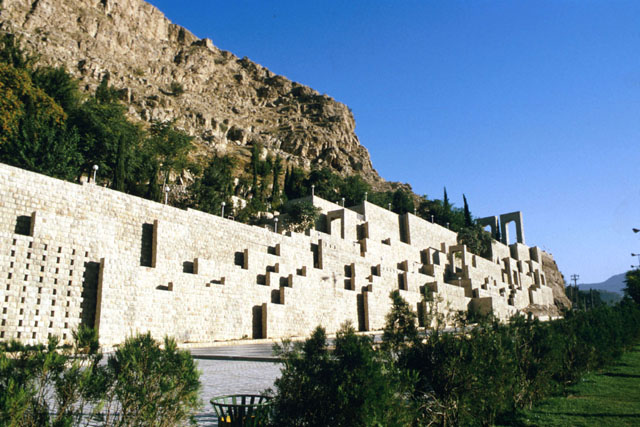 Koran Gateway Landscaping - Exterior view of retaining wall