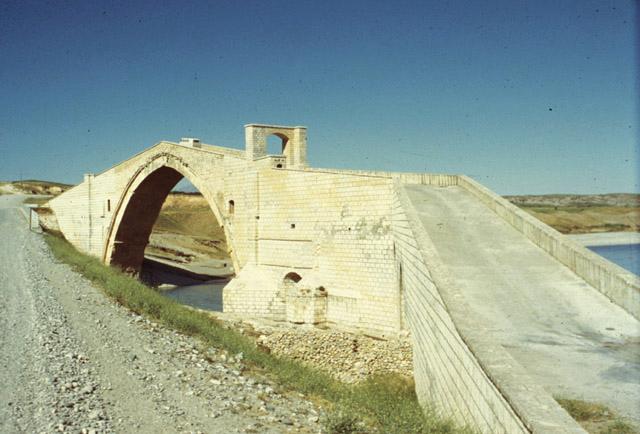 Malabadi Köprüsü - View from southern approach. Note the vehicle on the crest of the arch