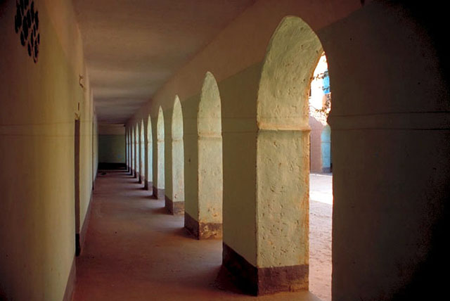 Hotel Bouktou - Entry level gallery along the courtyard