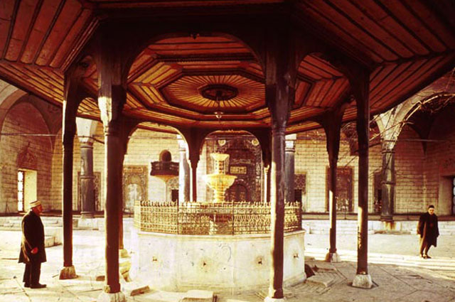 Fountain in the courtyard of Beg Mosque