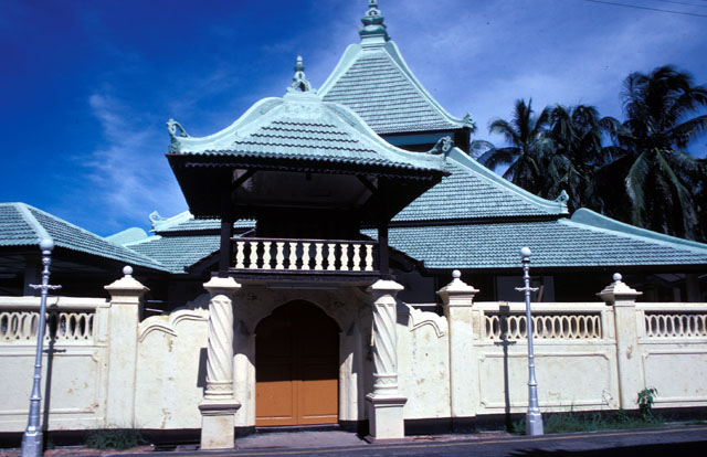 Entry gate of mosque surmounted by a covered pavillion