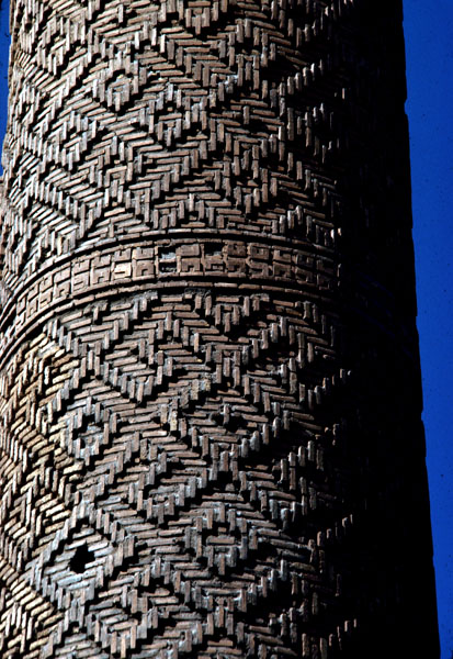 Detailed view of the cylindrical shaft decorated with hazar-baf motifs