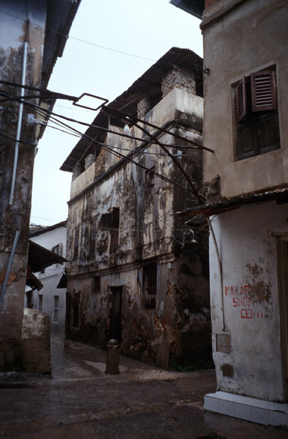 Indian ladies house: façade before restoration
