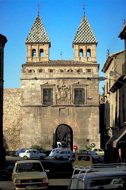 Main façade, Bisagra Nueva