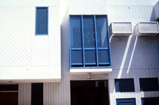 Kanoo Building - Courtyard façade, bay-window
