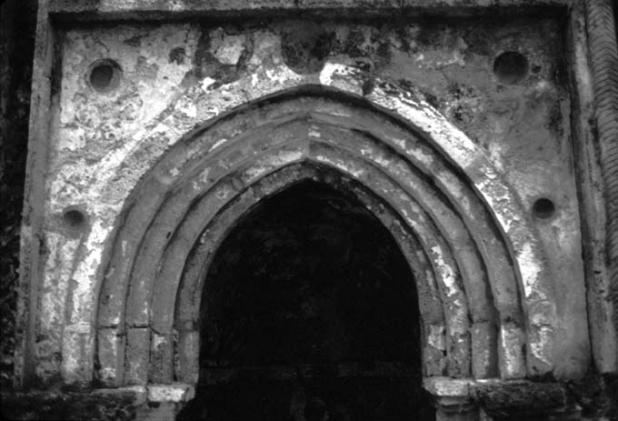 Great Mosque of Gedi - Detail of rebated orders in the arch of the mihrab.