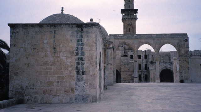 View from the east showing Qubbat al-Nahwiyya in the foreground and Bab al-Silsila Minaret in the background