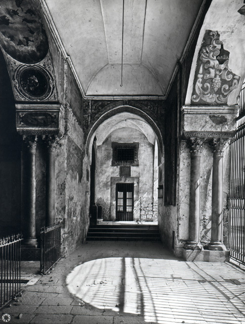 Castello della Zisa - Interior view looking north along entry vestibule; the archway leading into the Fountain hall appears on the left