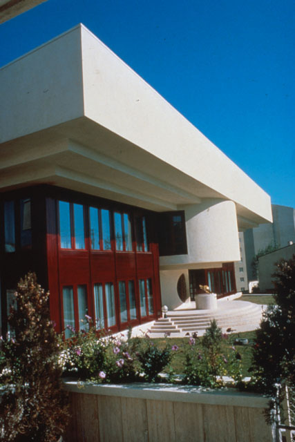Exterior view contrasting stepped rectilinear and circular forms