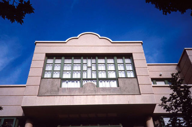 Cantilevered façade structure