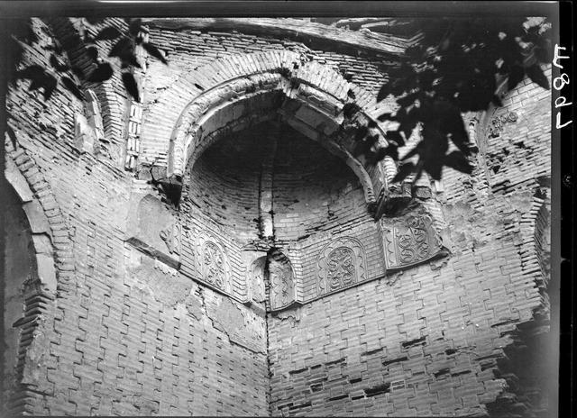 Squinch with terracotta panels in Nasr ibn Ali's tomb