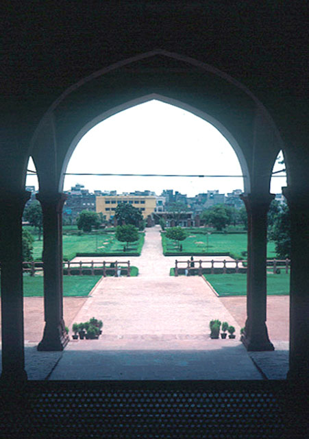 Lahore Fort Complex: Diwan-i-Am - Exterior view to central court from Diwan-I-Aam