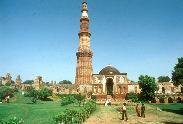 Alai Darwaza - Exterior view of Alai Darwaza and the Qutb Minar from the south