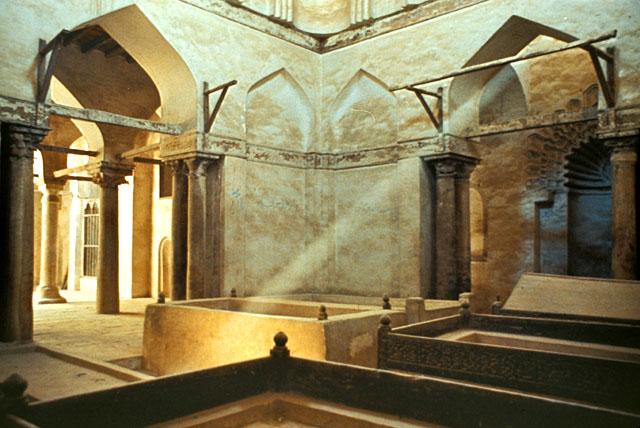 Mashhad Yahya al-Shabihi - Interior view of the dome chamber showing several cenotaphs