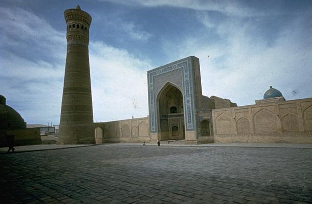 View of the plaza between the Kalan Mosque and the Mir-i Arab Madrasa, known as Pa-i Kalan. The minaret of Kalan is visible at left.