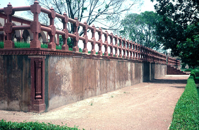 Lahore Fort Complex: Diwan-i-Am - Exterior detail of balustrade