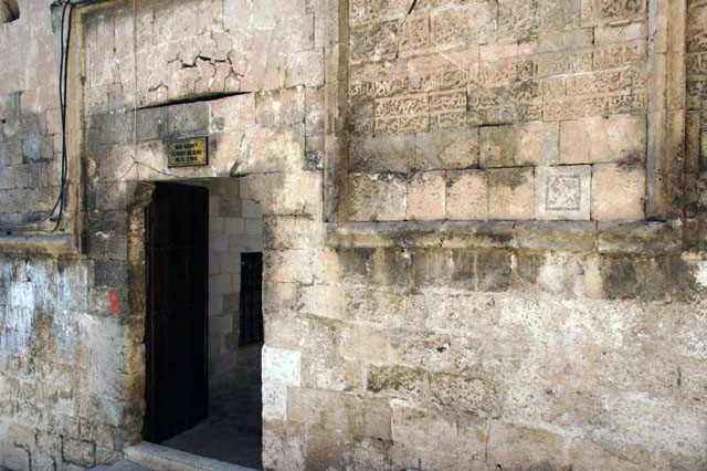 Exterior detail; east portal and a section the adjoining Aq Qoyunlu inscription