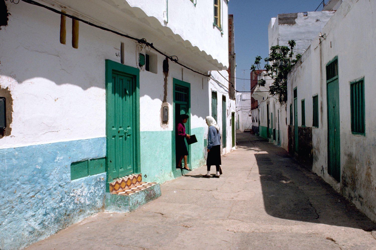 Street view; whitewashed surfaces  predominate in Asilah