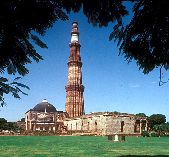 Qutb Minar - Exterior view of the Imam Zamin Mosque, Alai Darwaza and the Qutb Minar from the eastern lawns