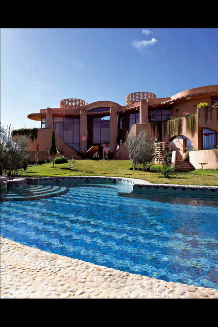 Amelkis Residence - Swimming pool before living room façade, with two staircases
