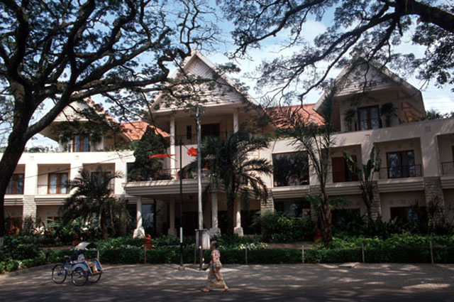 Tugu Park Hotel - View from street to front façade