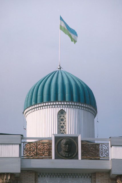 Central ribbed dome