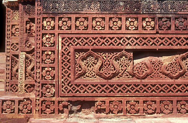 Alai Darwaza - Detail of southern plinth, showing floral motifs with intricate arabesques indicating Hindu craftsmanship influence