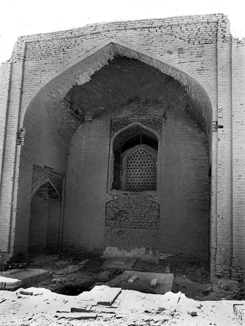 Abdullah b. Muawiyah Shrine - Southern portal with collapsed vault