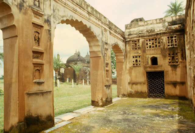 Mosque visible through the arches of one of the west halls of the hammam / residence