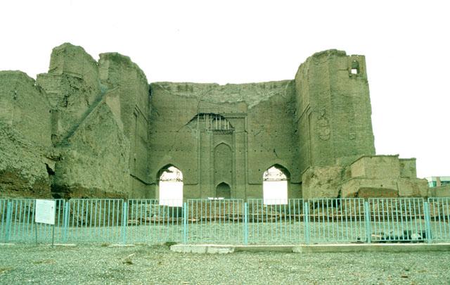 Arg-i Alishah - Exterior view of the ruins of the qibla wall showing the three relieving arches with the mihrab at the center