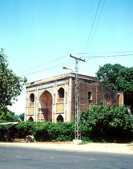 Exterior view of Gulabhi Bagh, across Grand Trunk road