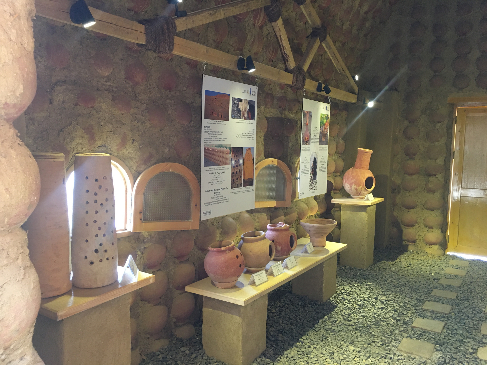 <p>First hall that presents samples and information on the various pottery products of the region.</p>