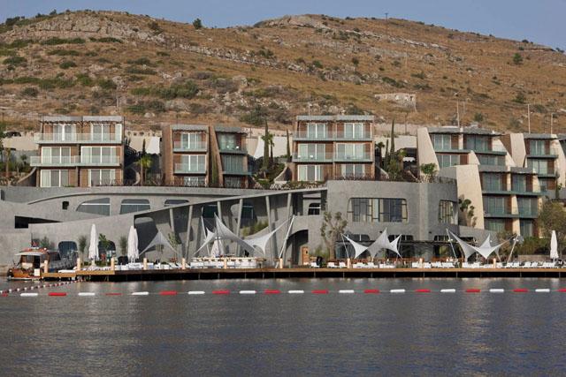 KUMM Hotel & Spa - View of the hotel, residences and reception from the sea