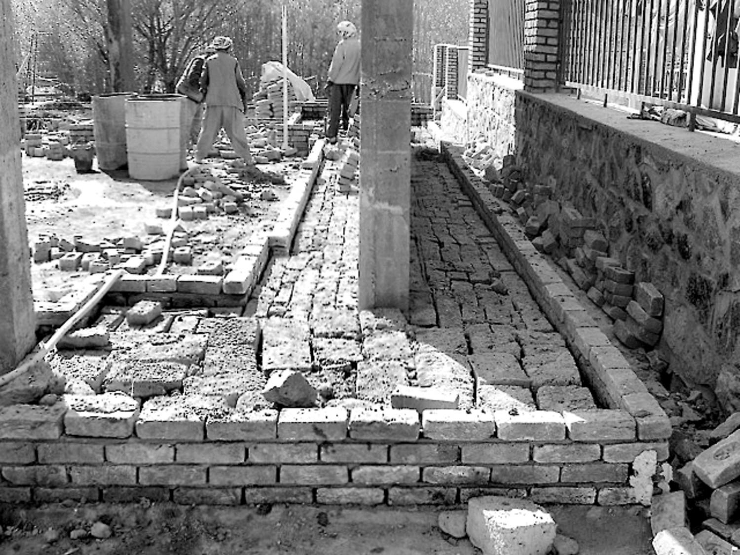 Construction: Resilient brick wall, homogenous structural combination of fired bricks (surface), shock-absorbing cob bricks (core), partially placed concrete fillings
