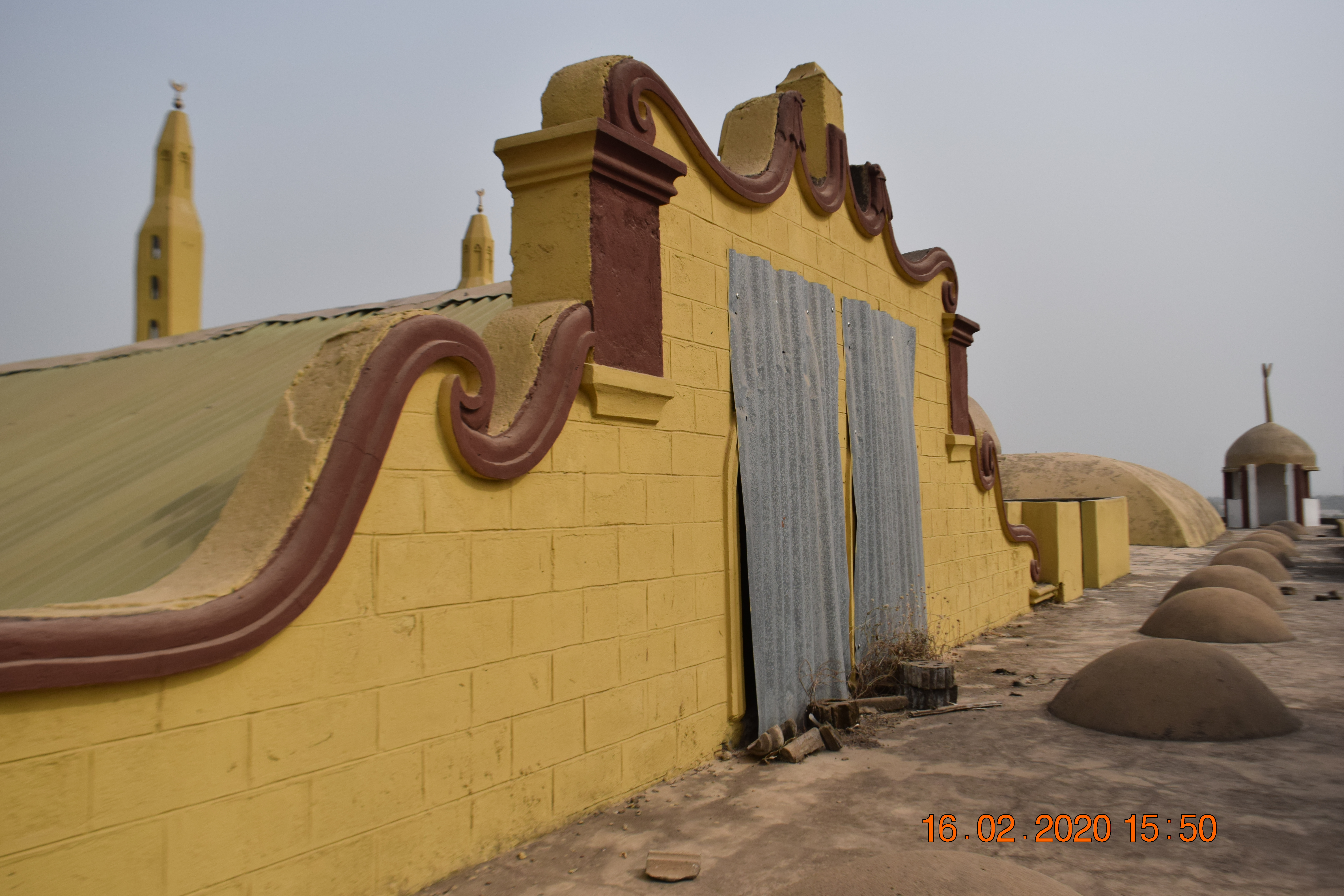 Ode Omu Central Mosque - Curved pediment 