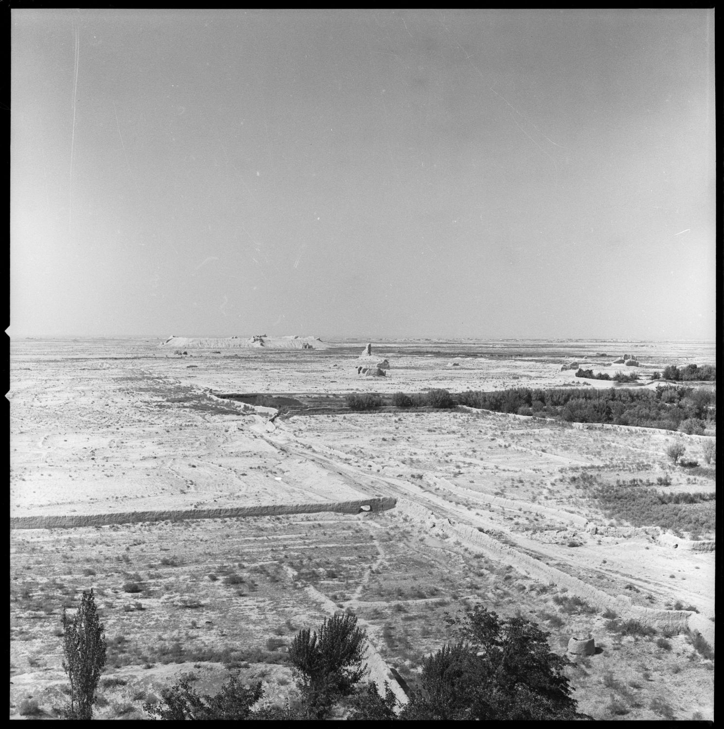 View of the surrounding plains, facing northeast. The ruins of&nbsp;<a href="https://archnet.org/sites/19896" target="_blank" data-bypass="true">Zadiyan Kafir Qal'a</a>&nbsp;are visible in background.