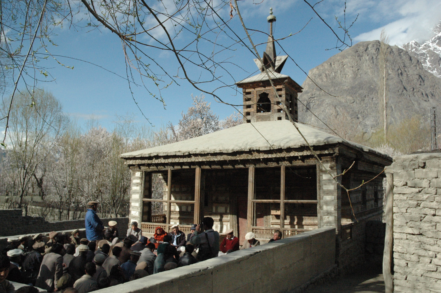 Amburiq Mosque in its context