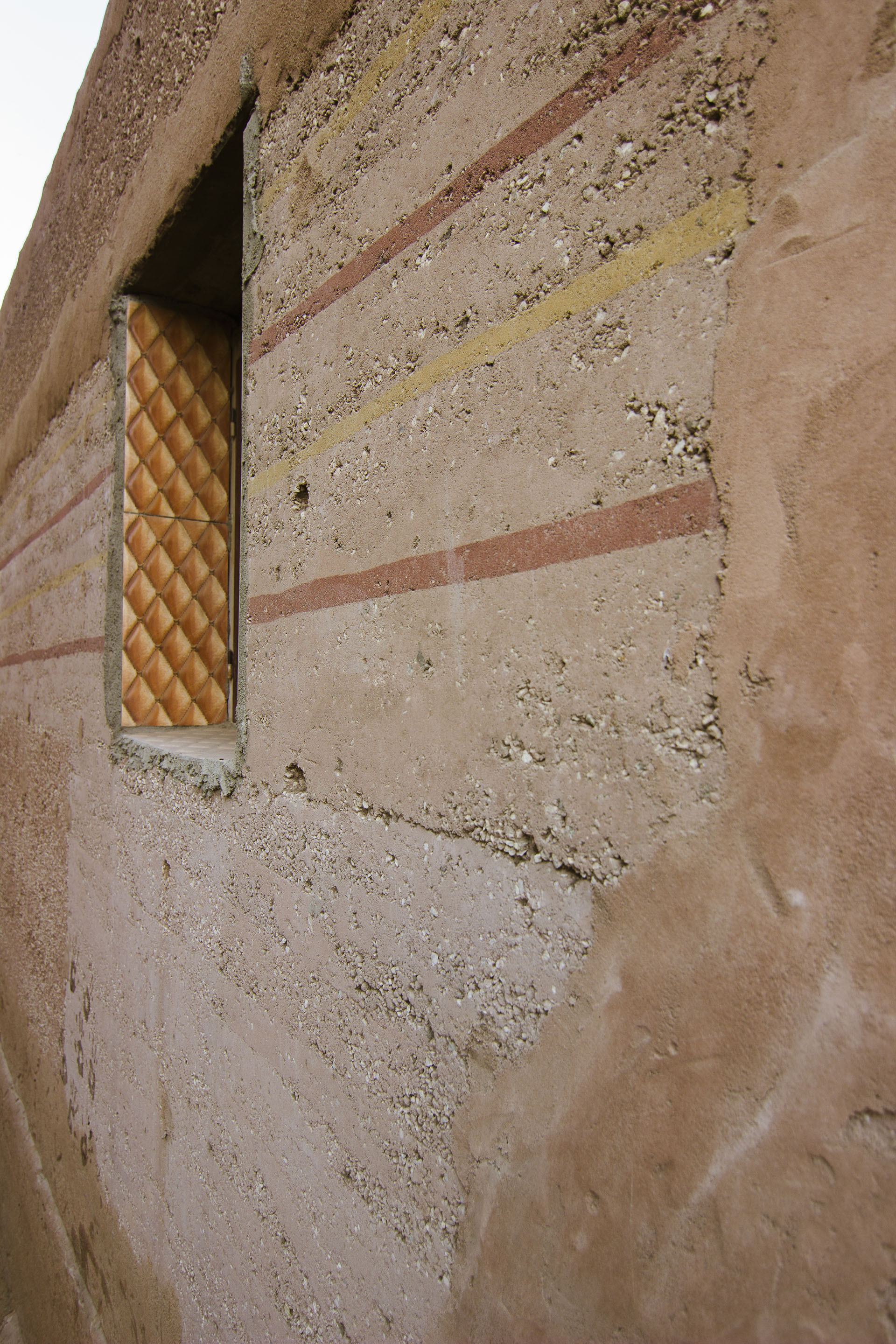<p>Rammed earth wall, detail</p>