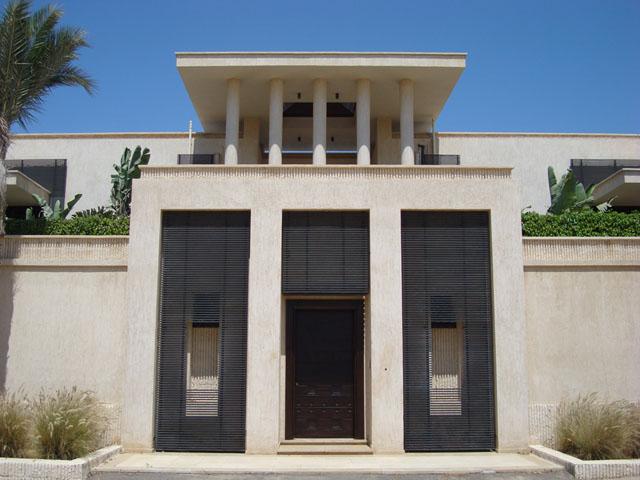 The main entrance from the street reflects the Egyptian momumental architecture