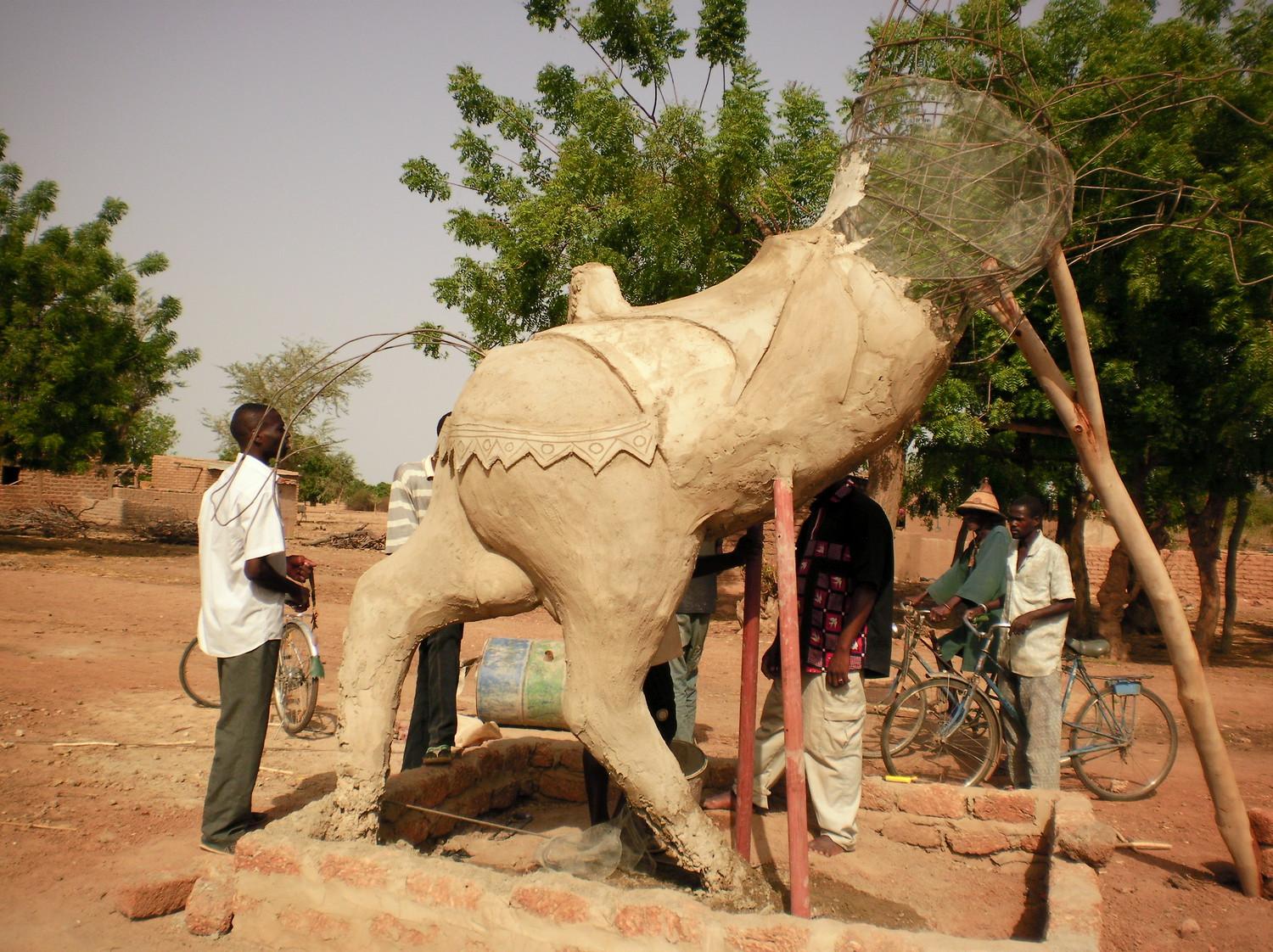 Construction of Naaba Bongo's bust