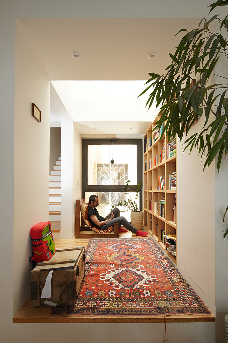 <p>An undefined space where the family members can read, relax or simply look out of the window.&nbsp;</p>