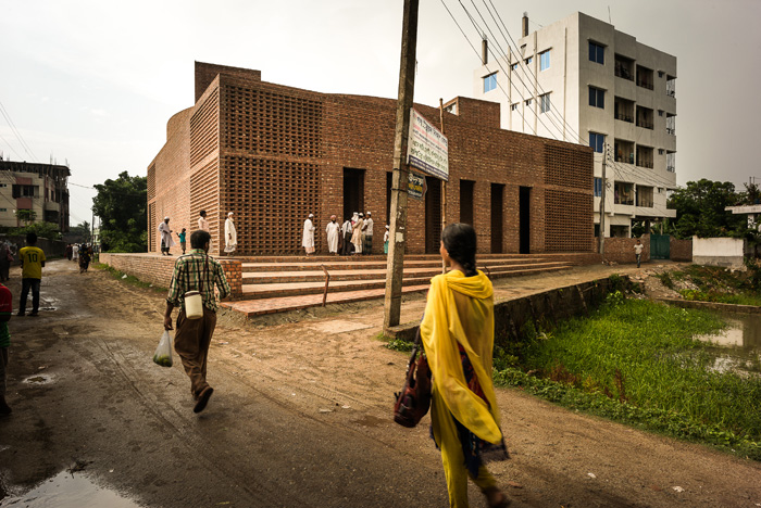 Built in brick using traditional methods, this mosque is an attempt to create a language of architecture that takes essence from the glorious legacy of mosque architecture in Bengal during the Sultanate period, while maintaining a contemporary expression