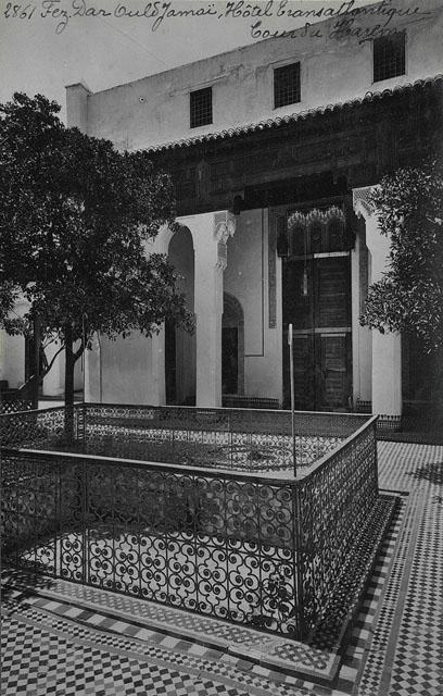 View of harem courtyard, Dar Ould Jamai (palace) or Hotel Transatlantique / "Fez, Dar Ould Jamaï, Hôtel Transatlantique, Cour du Harem"