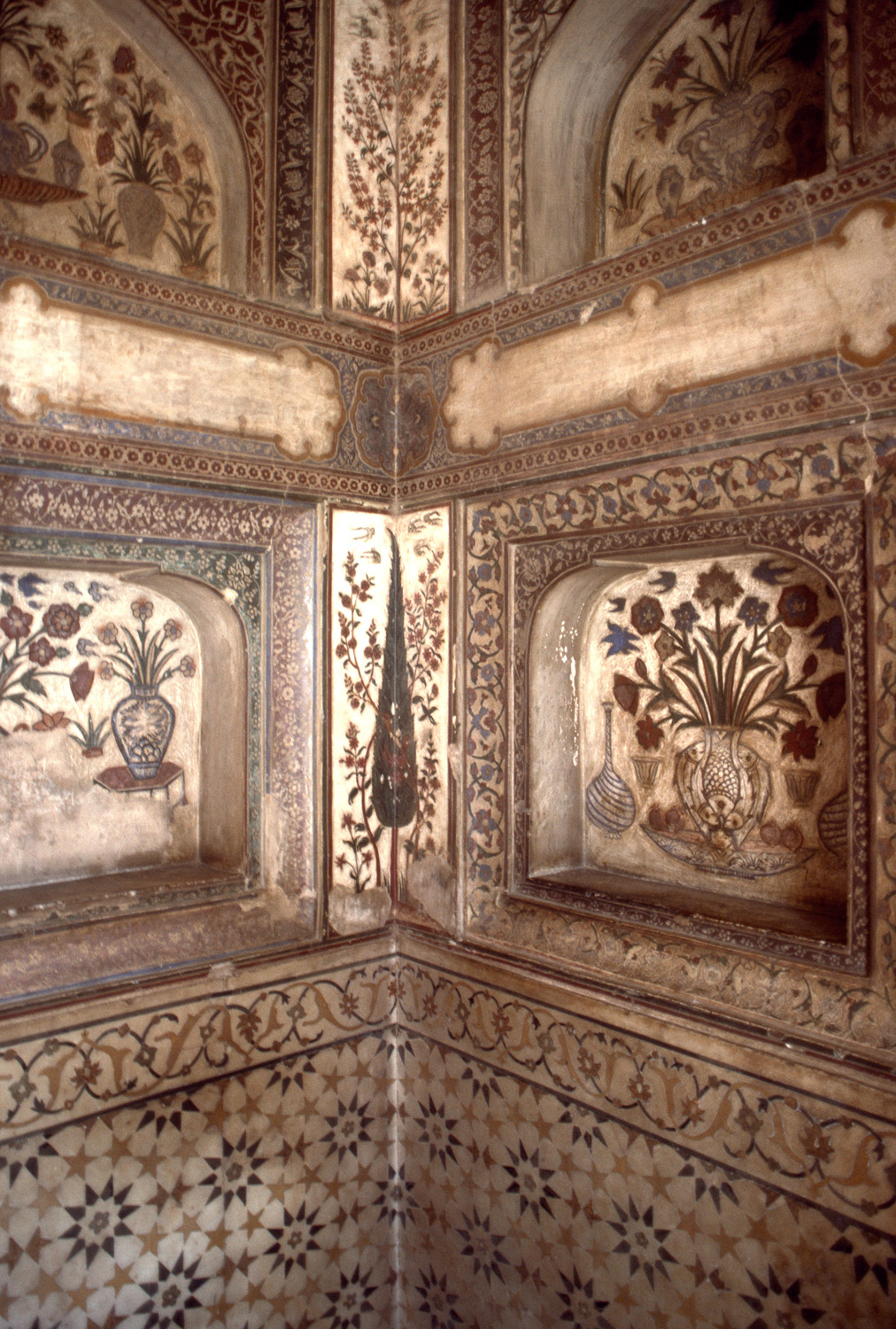 Mausoleum of I'timad al-Daula - Interior view, detail of wall painting