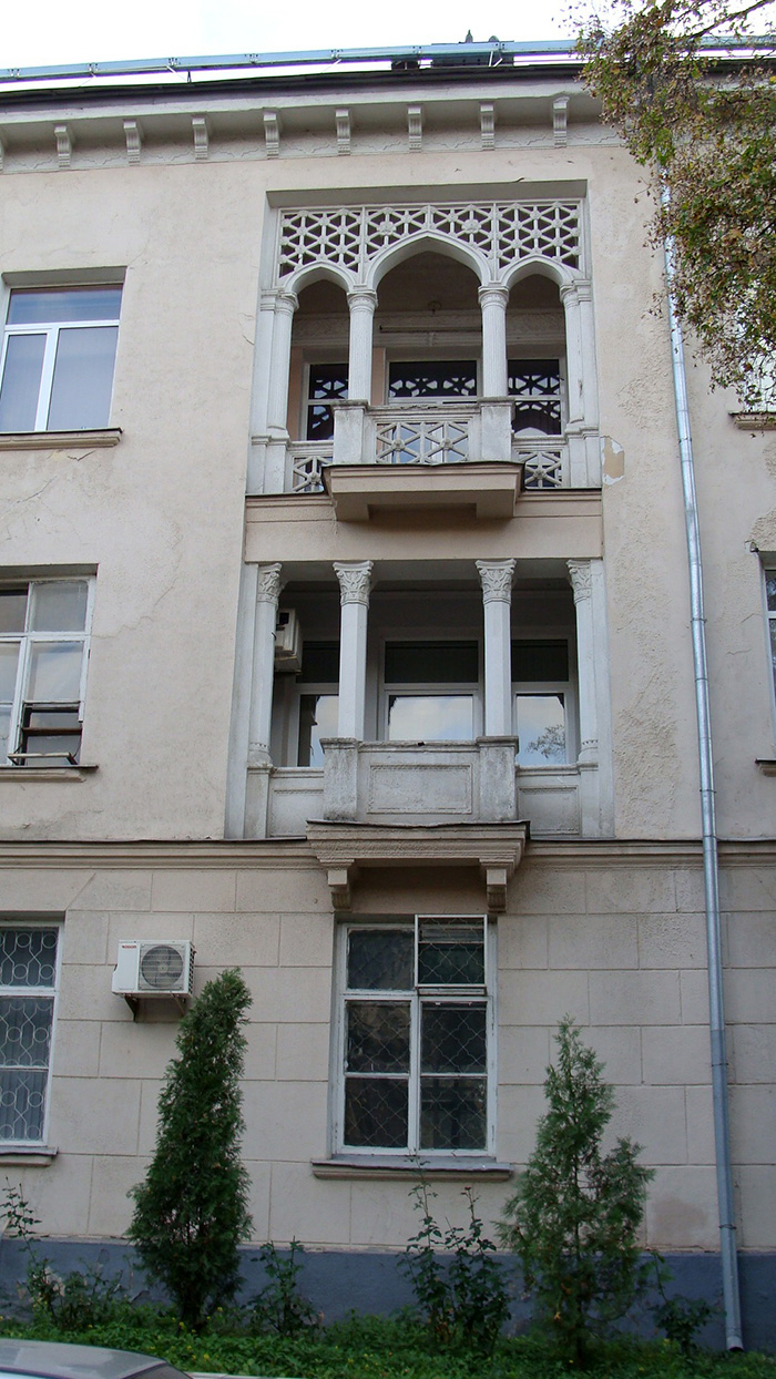 Detail of facade including the ground floor before reconstruction
