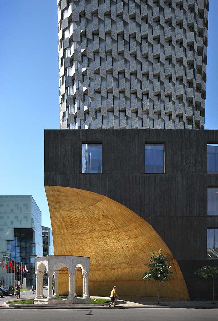 <p>The open air gallery in between the two buildings plays an important role and activates the public ground floor.</p>