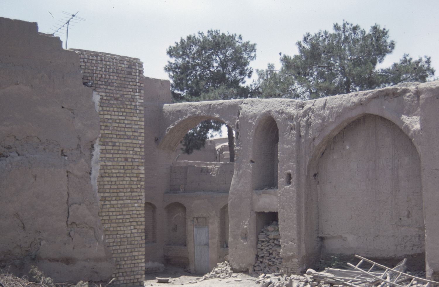 Khanah-i Yiganah - View of ruined area.